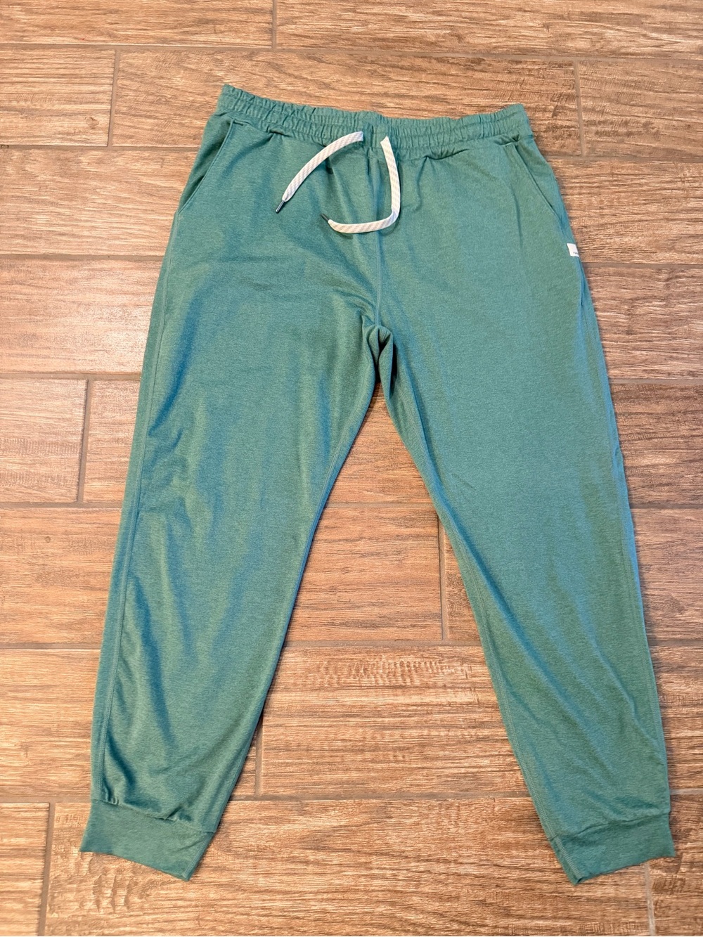 Vuori Performance Joggers in Cactus Heather Green | L